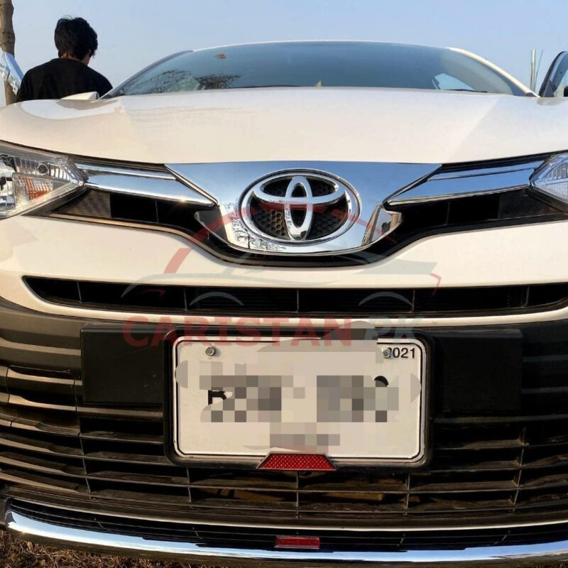 : Toyota Yaris Front Grille Middle Chrome Trim 3